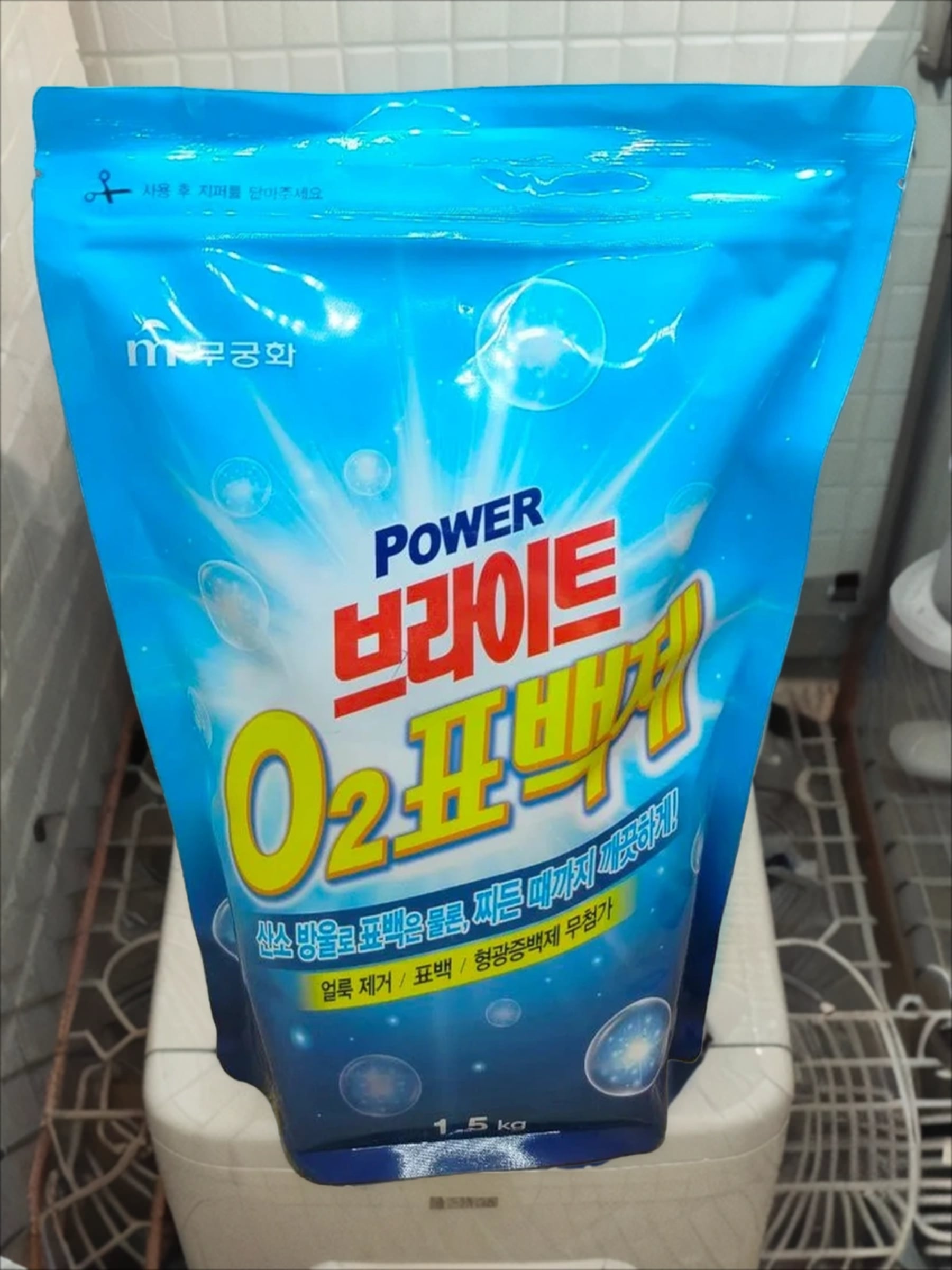 Mukunghwa Power Bright O2 Кислородный отбеливатель порошковый для белых и цветных вещей с добавление соды 1,5 кг в мягкой упаковке