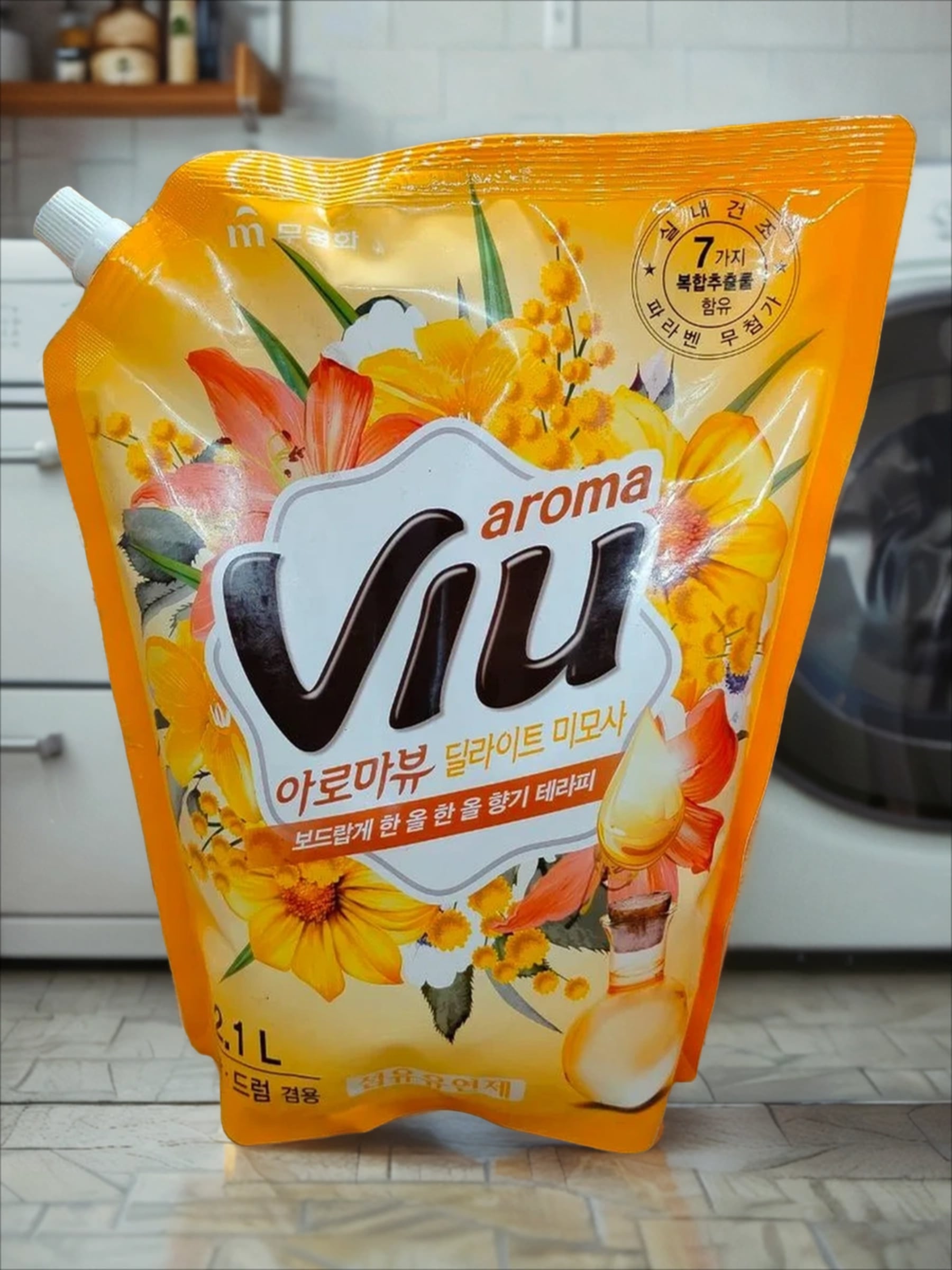 Mukunghwa Aroma Viu Golden Mimosa Антибактериальный ароматизирующий кондиционер Золотая мимоза 2,1 л в мягкой упаковке